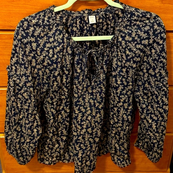 Old Navy Women’s Printed Woven Top with rouching in the neckline & arm area - Picture 2 of 4